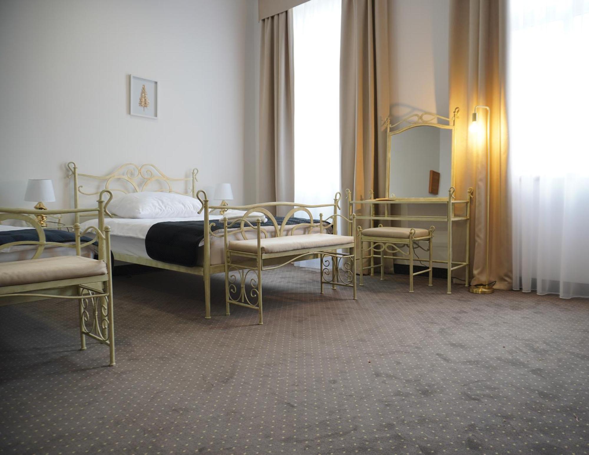 Golden & Hotel